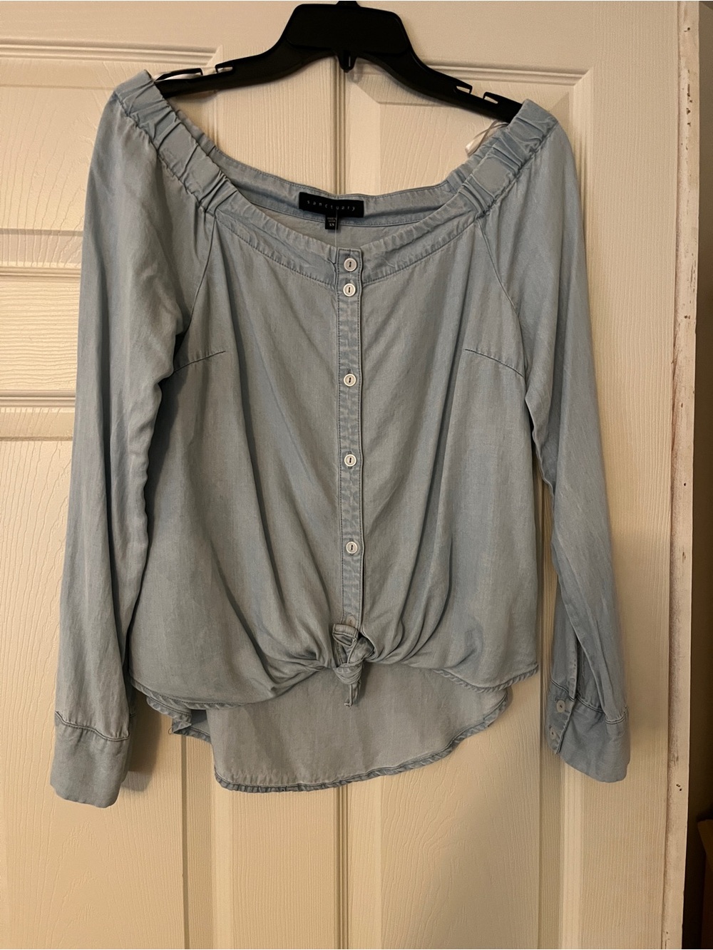 Sanctuary brand NWOT off or on the shoulder Chambray Soft Denium Blouse XS